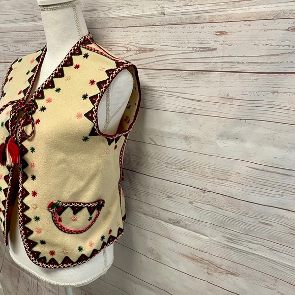 Source Unknown Cream and Red Embroidered Vest - Picture 4 of 8